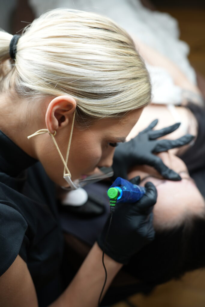 1-päevane täiendkoolitus – kulmud puuder- või hübriidtehnikas, huuled